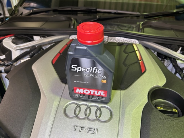 Audi エンジンオイル - 自動車